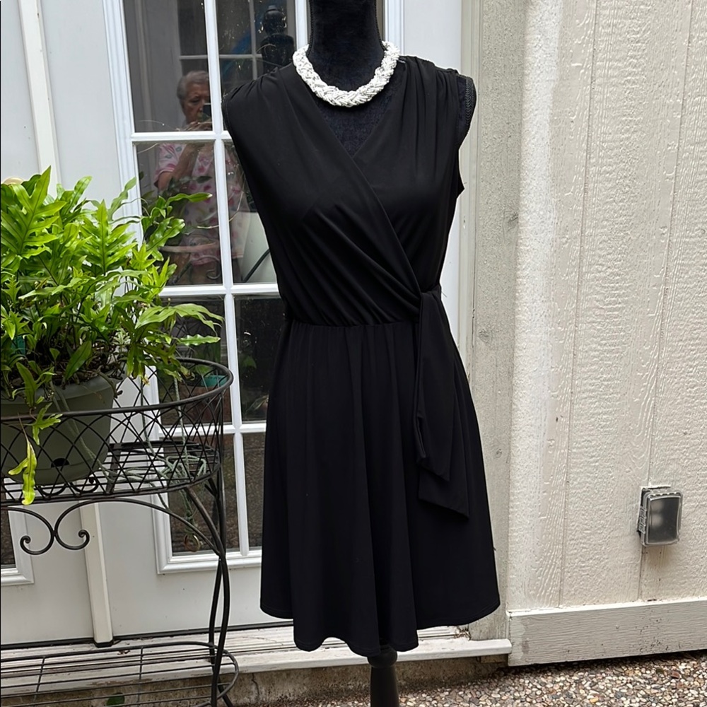 Tahari black elegant size small dress, perfect for all occasions, front sash,